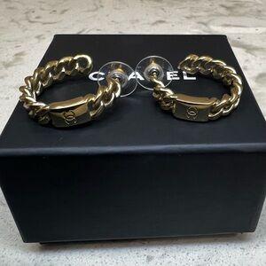 BRAND NEW AUTHENTIC CHANEL CC LOGO CHAIN LINK HOOP STUD EARRINGS-GOLD TONE